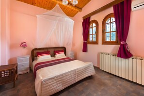 3 slaapkamers, een strijkplank/strijkijzer, wifi, beddengoed