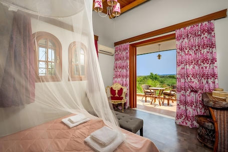 3 camere, ferro/asse da stiro, Wi-Fi, lenzuola. Appartamento '3 Camere da Letto senza Piscina' con Vista Mare, Wi-Fi e Aria Condizionata