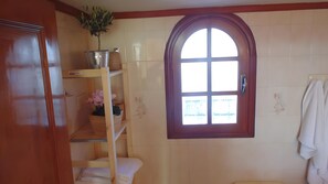 Ducha, secador de pelo, toallas