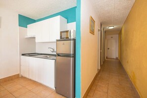 Refrigerador, microondas, placa de cocina, tostadora