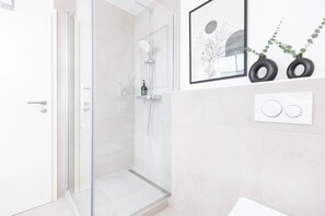 Shower, eco-friendly toiletries, hair dryer, towels - STUDIO IN THE OLD TOWN - balcony - kitchen - 2nd floor (Lübeck)