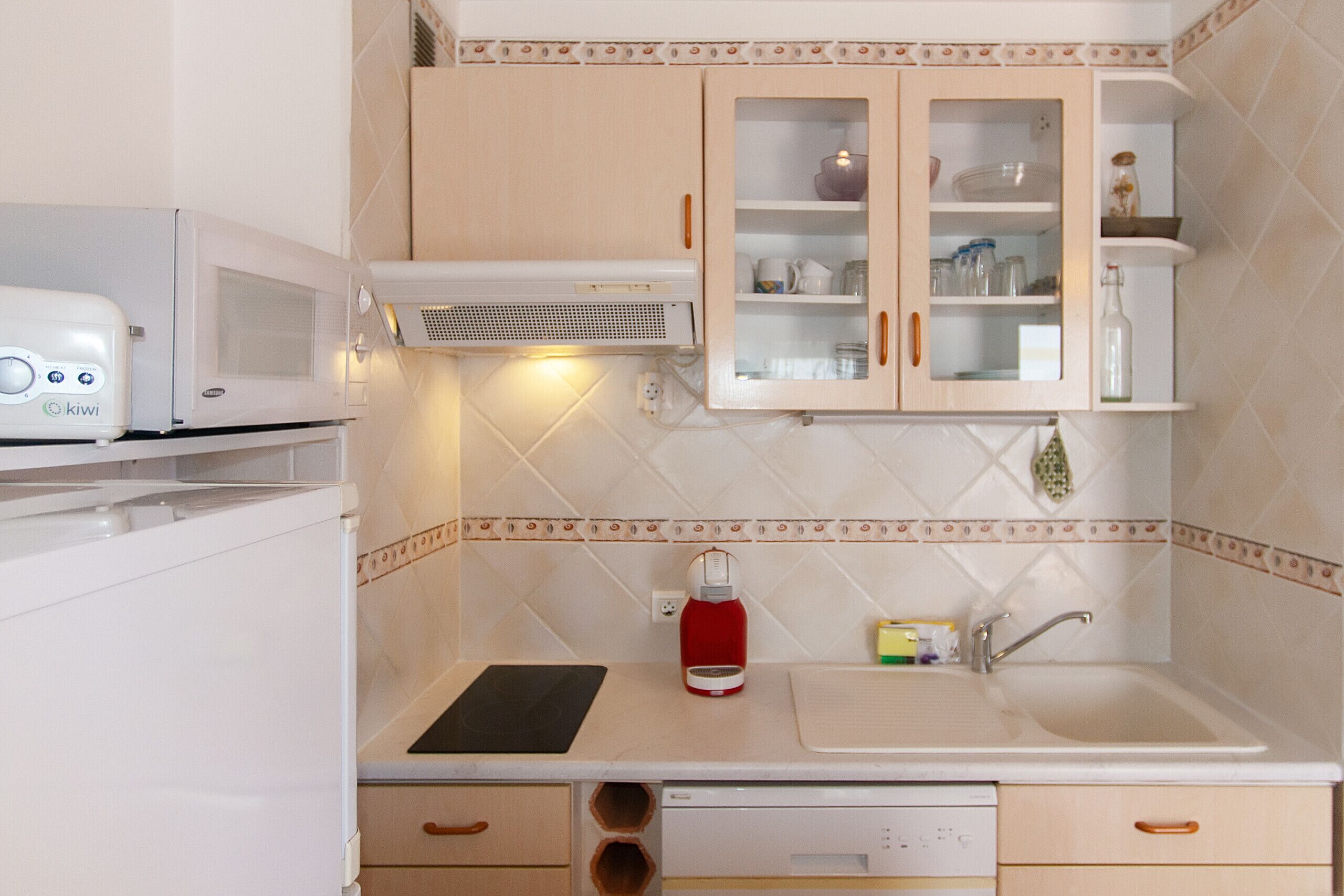 Een koelkast, een magnetron, een vaatwasser