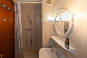 Shower, hair dryer, towels, toilet paper - WELCS APARTMENT 276 EMP with terrace (Empuriabrava)