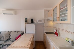 Fridge, microwave, dishwasher, coffee/tea maker