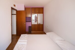 2 chambres, bureau, fer et planche à repasser, draps fournis