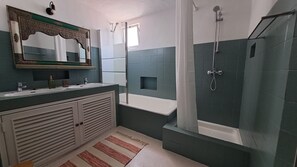 Dusche, Haartrockner, Bidet, Handtücher