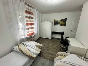 4 habitaciones, tabla de planchar con plancha, wifi y ropa de cama