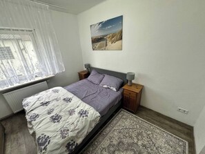 4 bedrooms, iron/ironing board, WiFi, bed sheets