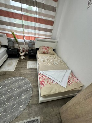 4 bedrooms, iron/ironing board, WiFi, bed sheets