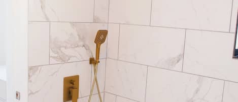 Bañera de hidromasaje, secador de pelo, toallas y jabón