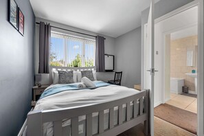 3 bedrooms, desk, iron/ironing board, WiFi