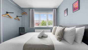 3 bedrooms, desk, iron/ironing board, WiFi