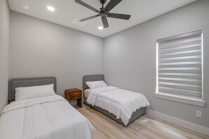 6 bedrooms, iron/ironing board, WiFi, bed sheets