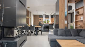Villa, alberca privada | Área de sala de estar | Smart TV y tenis de mesa