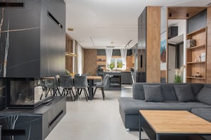 Biệt thự, hồ bơi riêng | Khu phòng khách | Smart TV, bàn bóng bàn