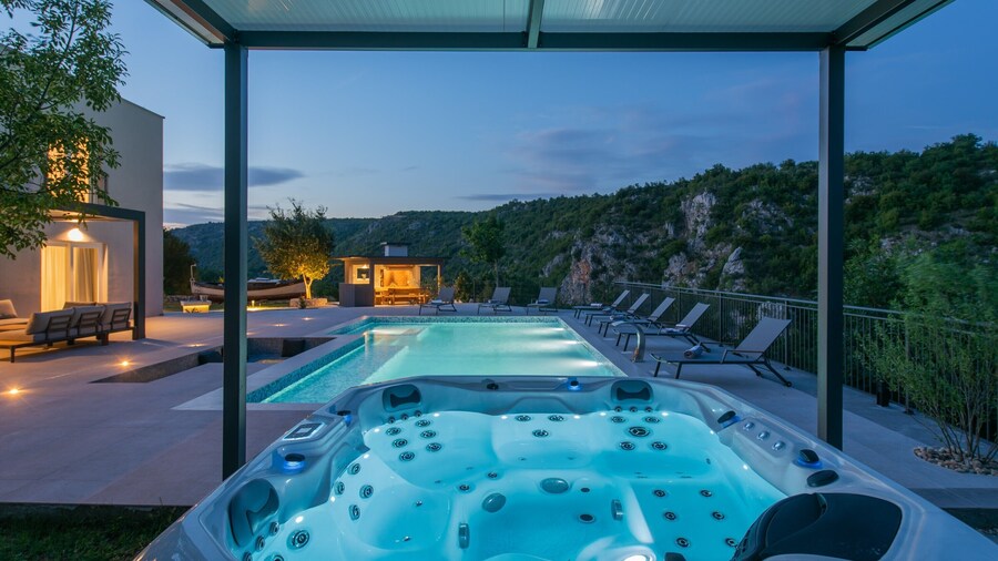 Villa River Rose with pool and jacuzzi, near the river beach