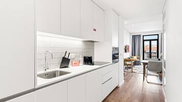 Coffee/tea maker, fridge, microwave, oven
