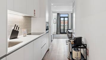 Een koelkast, een magnetron, een oven, een vaatwasser