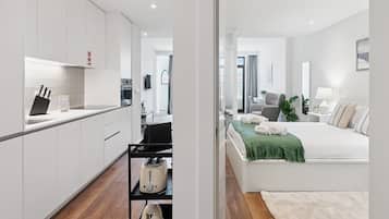 1 slaapkamer, een bureau, een strijkplank/strijkijzer, internet