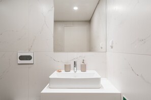 淋浴设施、吹风机、毛巾