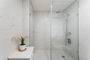Dusche, Haartrockner, Handtücher