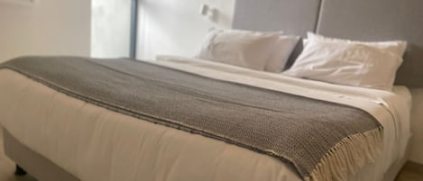 Departamento Confort | Caja de seguridad en la habitación, escritorio y insonorización