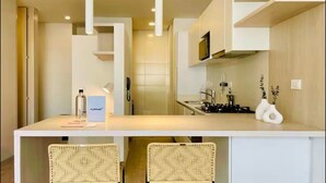 コンフォート アパートメント | 専用キッチン | 大型冷蔵庫、電子レンジ、オーブン、コンロ