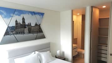 Caja de seguridad en la habitación y escritorio