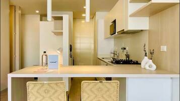 Refrigerador con freezer, microondas, horno, placa de cocina