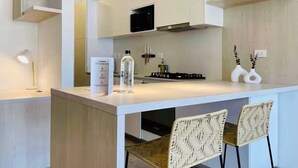 コンフォート アパートメント | 専用キッチン | 大型冷蔵庫、電子レンジ、オーブン、コンロ