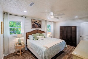 3 bedrooms, free WiFi, bed sheets - Waterfront Oasis with Boat Lift & Hot Tub in Bokeelia (Bokeelia)