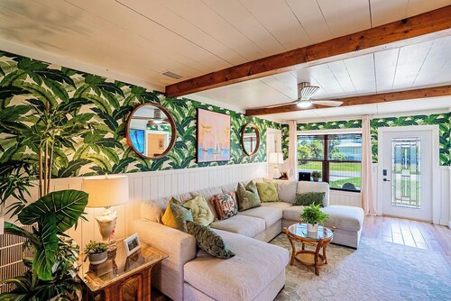 Waterfront Oasis with Boat Lift & Hot Tub in Bokeelia