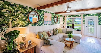 Waterfront Oasis with Boat Lift & Hot Tub in Bokeelia