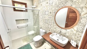 Phòng đôi Superior, máy điều hòa, quang cảnh vườn | Phòng tắm | Buồng tắm vòi sen, khăn tắm, xà phòng, giấy vệ sinh 