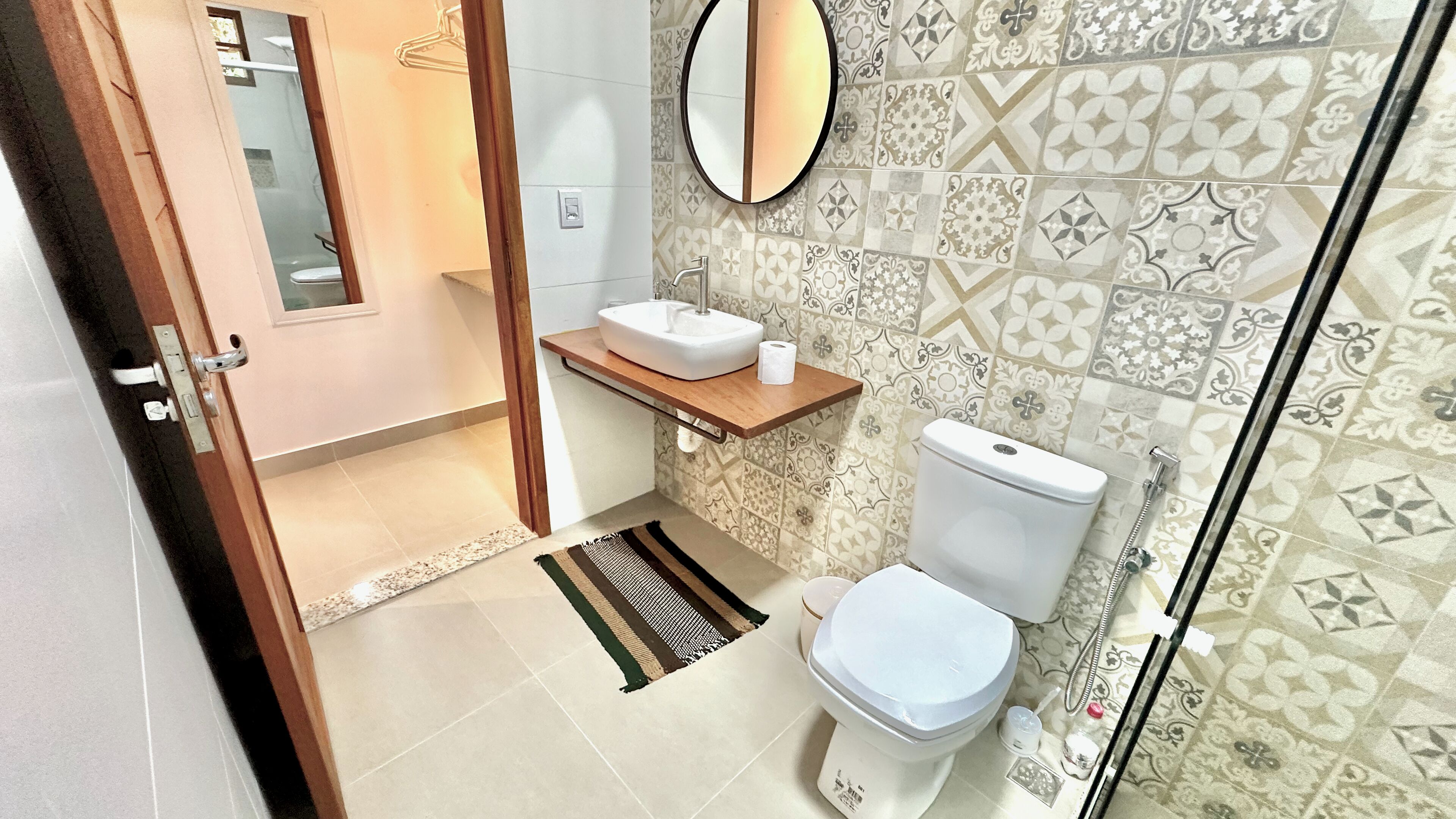 Quarto casal superior, ar-condicionado, vista para o jardim | Banheiro | Chuveiro, toalhas de banho, sabonete, papel higiênico