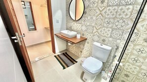 Superior-Doppelzimmer, Klimaanlage, Gartenblick | Badezimmer | Dusche, Handtücher, Seife, Toilettenpapier