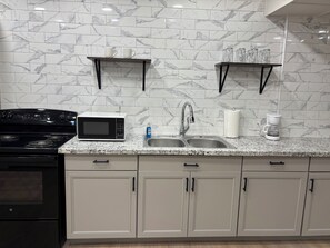 Kühlschrank, Mikrowelle, Ofen, Herdplatte