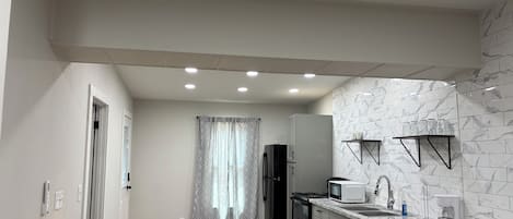 Geladeira, micro-ondas, fogão, cooktop