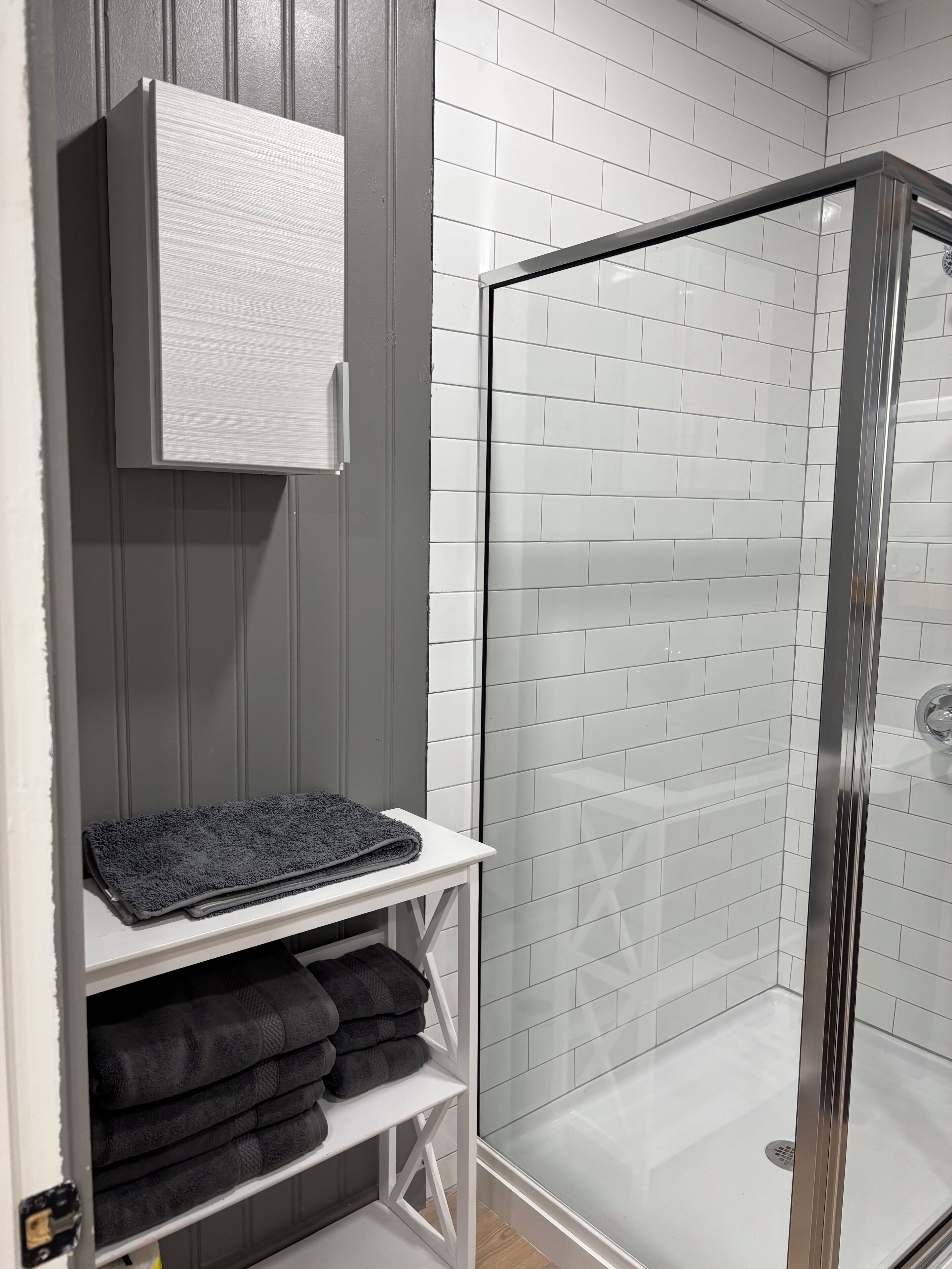 Douche, sèche-cheveux, serviettes fournies, papier toilette