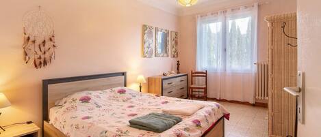 2 室のベッドルーム、アイロン / アイロン台、WiFi、ベッドシーツ