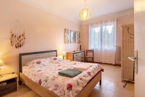 2 makuuhuonetta, silitysrauta/-lauta, Wi-Fi, vuodevaatteet