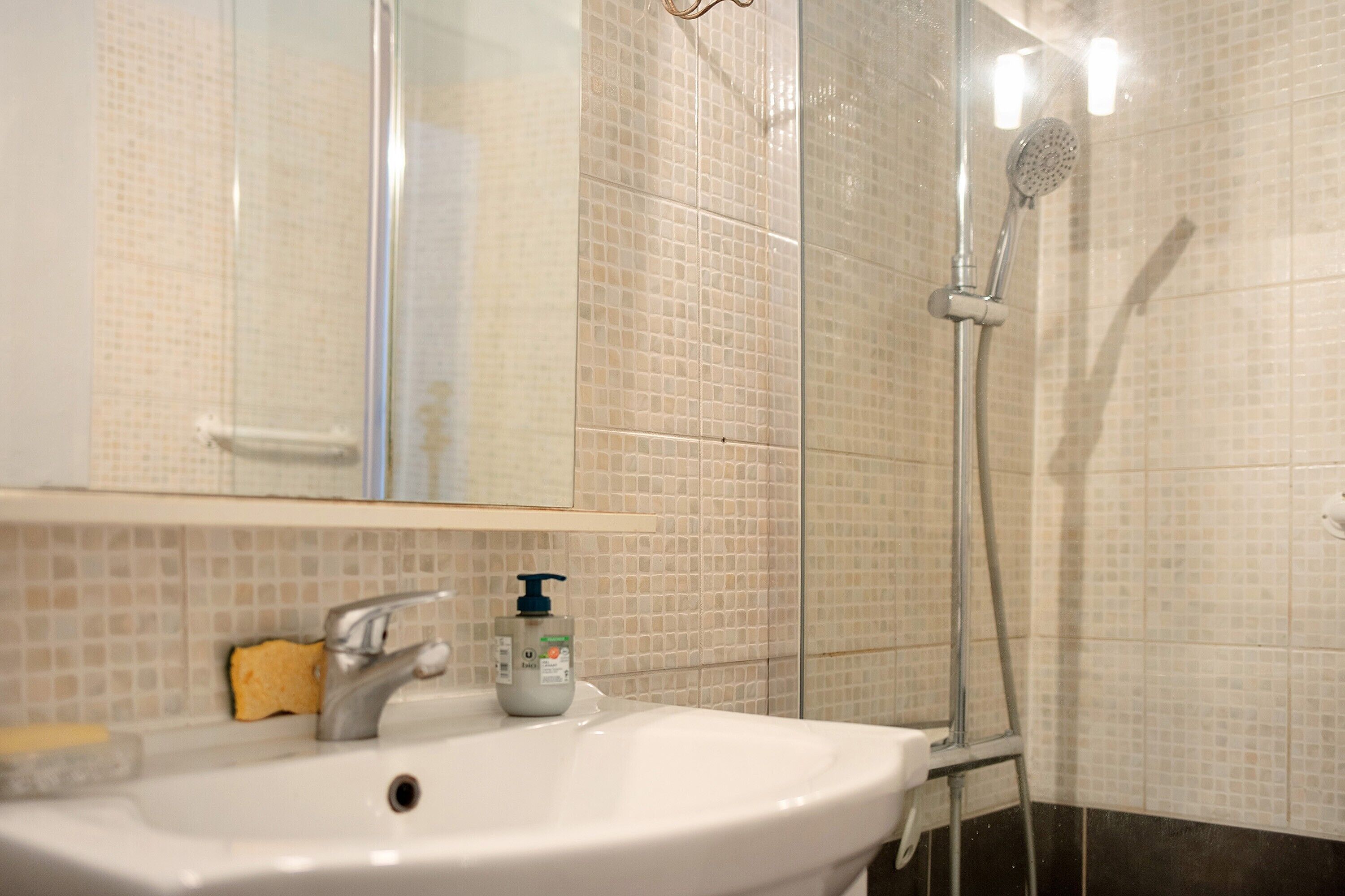Dusche, kostenlose Toilettenartikel, Handtücher