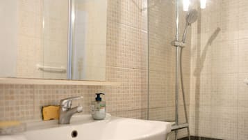 Shower, free toiletries, towels