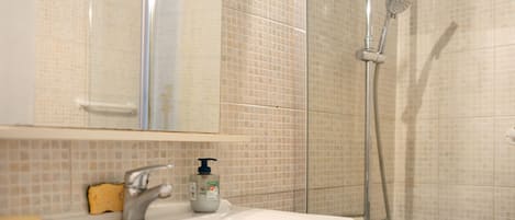Een douche, gratis toiletartikelen, handdoeken