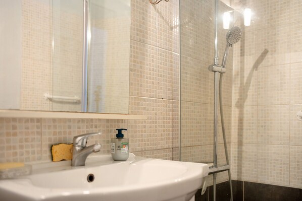 Regadera, amenidades de baño gratuitas, toallas 