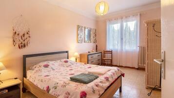 2 dormitoris, planxa i posts de planxar, wifi i roba de llit