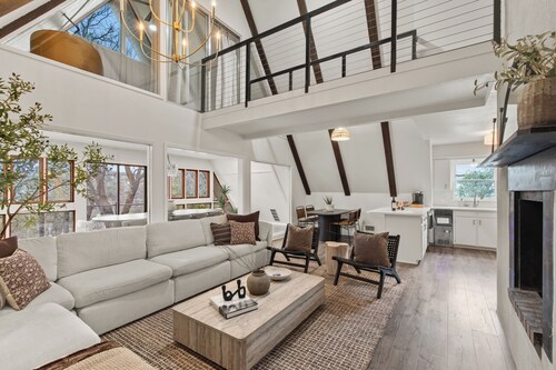 Lakefront property - 2.4 miles from the Hideout