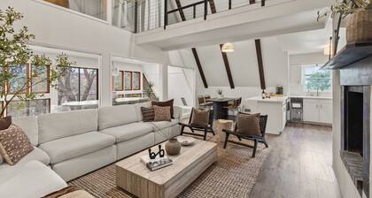 Lakefront property - 2.4 miles from the Hideout