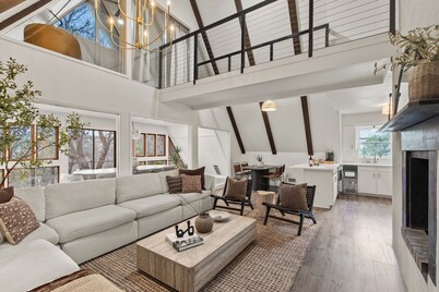 Lakefront property - 2.4 miles from the Hideout