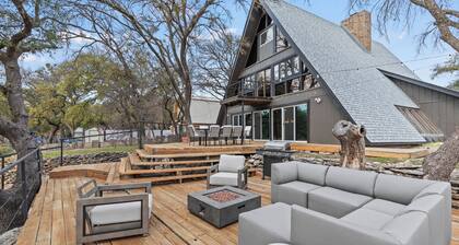 Lakefront property - 2.4 miles from the Hideout